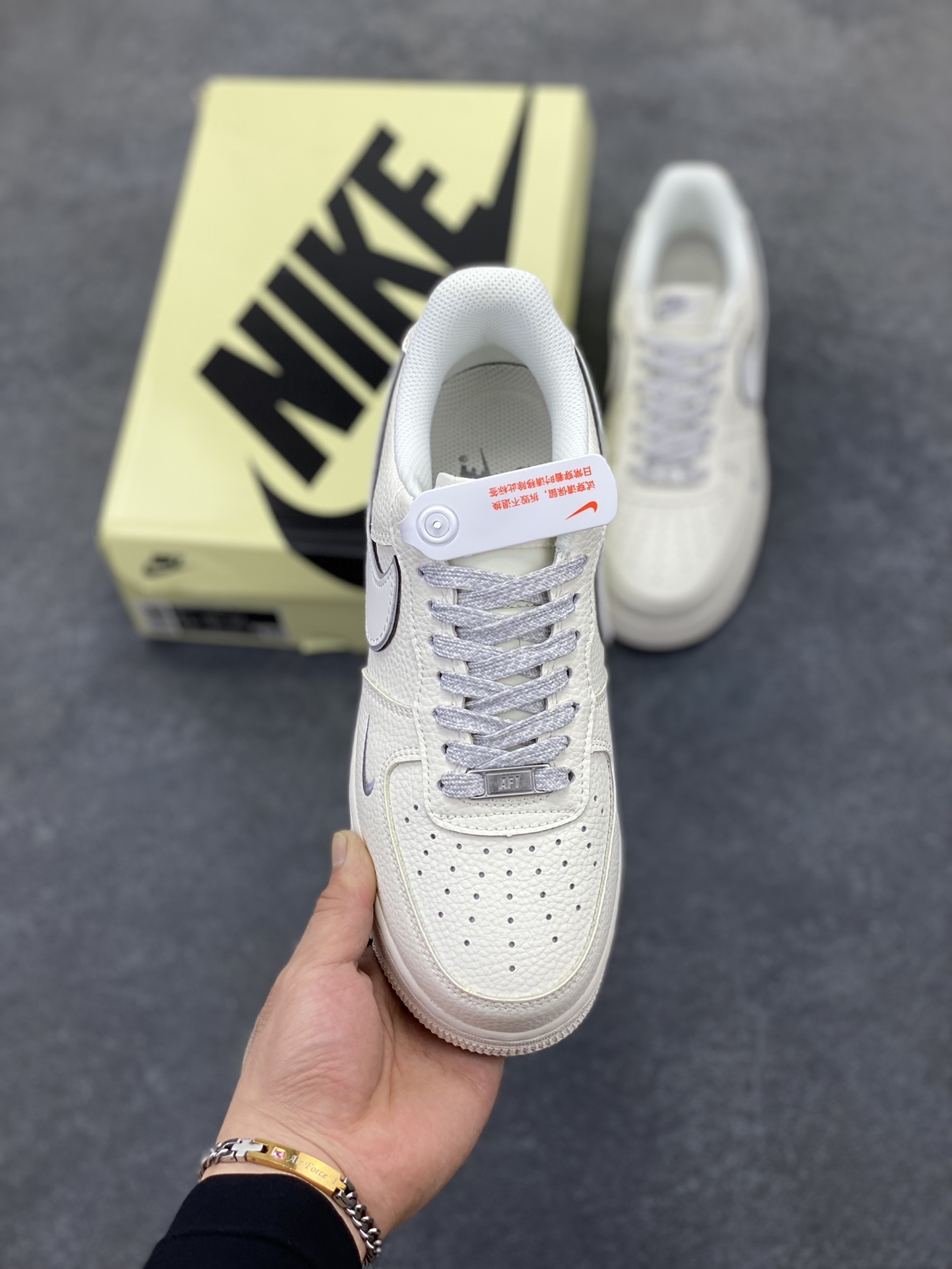 图片[2]-Nike Air Force 1 Low 空军一号低帮百搭休闲运动板鞋。柔软、弹性十足的缓震性能和出色的中底设计，横跨复古与现代的外型结合，造就出风靡全球三十多年的Force 1，直到今天还深受青睐。 货号：CS5288-033 尺码：36 36.5 37.5 38 38.5 39 40 40.5 41 42 42.5 43 44 44.5 45-选品中心