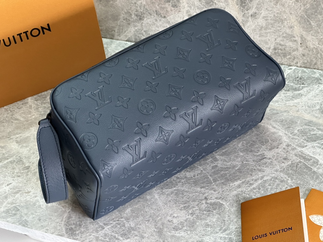 P ¥370 【163C01动态芯片】 正品开发细节完美原单五金【Dopp Kit梳洗 化妆包】 M59478压花手包🔥🔥黑色
這款Dopp Kit梳洗包以細緻粒面Taurillon Monogram皮革製造,以優雅的方式攜帶梳洗用品及其他個人物品。袋款容量寬敞,配備雙拉鏈開合及可洗襯裡,兼具型格和實用功能。此配飾可作為貼心禮物,亦可完美配搭任何路易威登旅行袋。
尺寸:28 x 15 x 16.5 厘米
