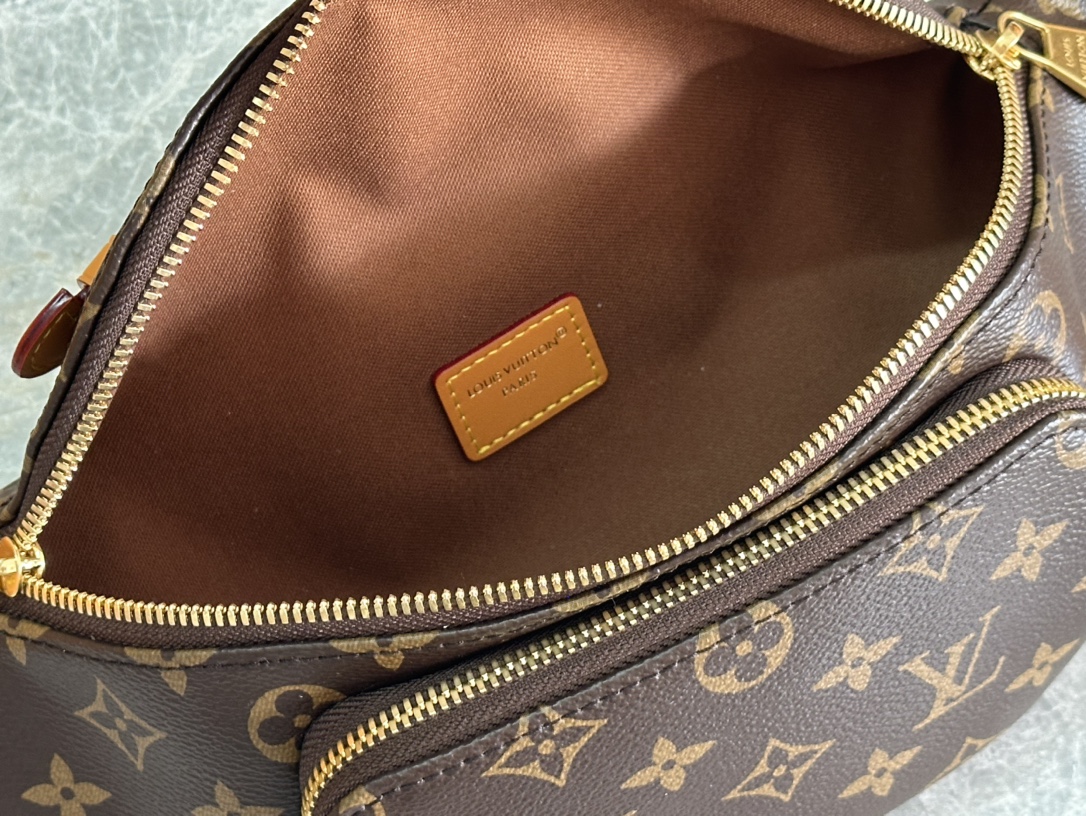 P ¥470 【163C01动态芯片】 型号:M14019 顶级原单 本款Rush腰包取材柔软Monogram帆布,兼具功能考量与潮流格调。珠饰拉链头开启拉链前袋,可妥善收纳手机、钥匙与卡片。拉链主隔层为日常所需提供栖身之所,可调节包带和顶部皮革手柄再添背携选择。尺寸:30 × 15 × 8 cm