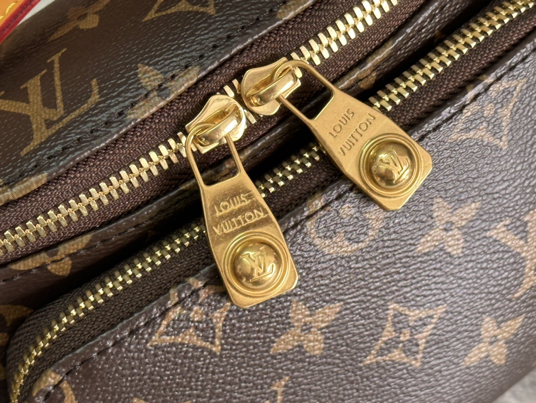 P ¥470 【163C01动态芯片】 型号:M14019 顶级原单 本款Rush腰包取材柔软Monogram帆布,兼具功能考量与潮流格调。珠饰拉链头开启拉链前袋,可妥善收纳手机、钥匙与卡片。拉链主隔层为日常所需提供栖身之所,可调节包带和顶部皮革手柄再添背携选择。尺寸:30 × 15 × 8 cm