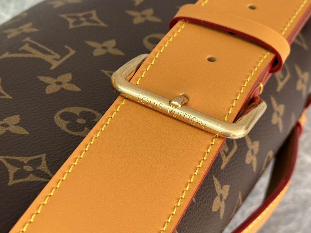 P ¥470 【163C01动态芯片】 型号:M14019 顶级原单 本款Rush腰包取材柔软Monogram帆布,兼具功能考量与潮流格调。珠饰拉链头开启拉链前袋,可妥善收纳手机、钥匙与卡片。拉链主隔层为日常所需提供栖身之所,可调节包带和顶部皮革手柄再添背携选择。尺寸:30 × 15 × 8 cm