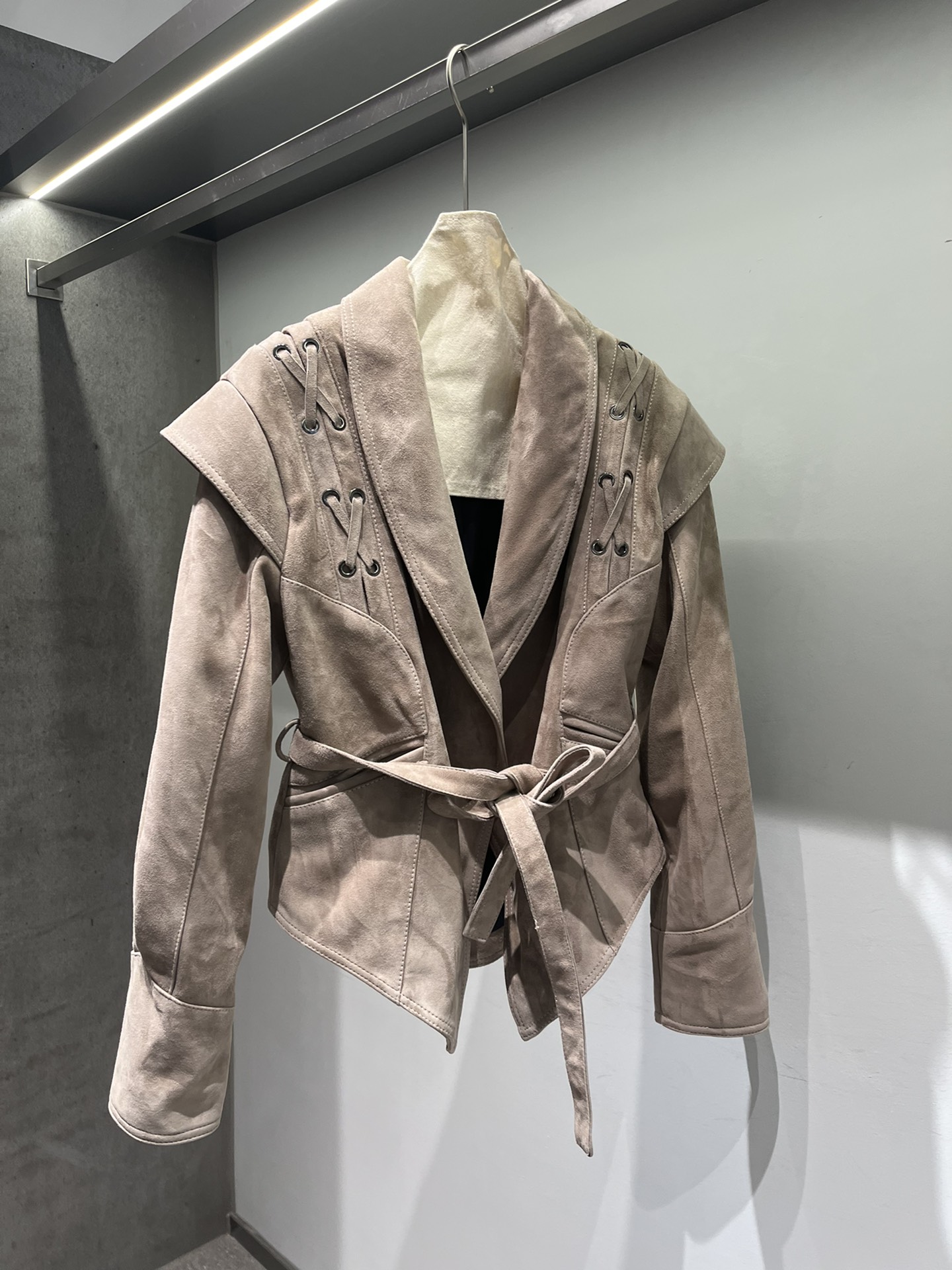 NO:742685,Goat leather suede has a full silhouette, the upper body is waisted, and the figure is super cool. It can be made in many colors, brown, camel, etc., saint laurent-clothing, saint laurent, sheepskin,19860909山羊皮反绒,轮廓感十足,上身收腰,显身材超酷.多色都可以做,棕色,驼色等,圣罗兰-服装,saint laurent,sheepskin,,Women's clothing