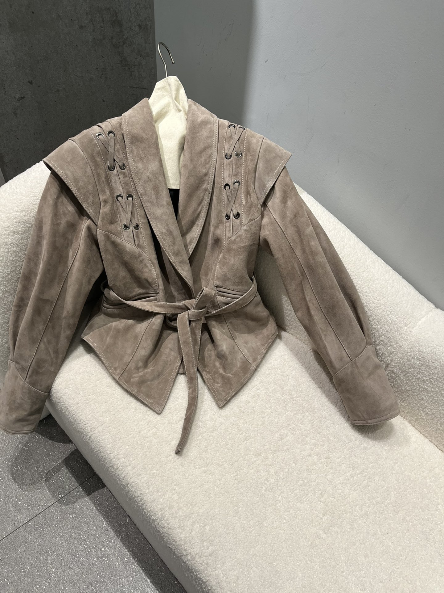 NO:742690,Goat leather suede, full of contours, the upper body is waisted, and the figure is super cool. It can be made in many colors, brown, camel, etc. S-19860909山羊皮反绒,轮廓感十足,上身收腰,显身材超酷.多色都可以做,棕色,驼色等 S- Xxl码,多种颜色可做,赛琳-服装,celine,sheepskin,,Women's clothing