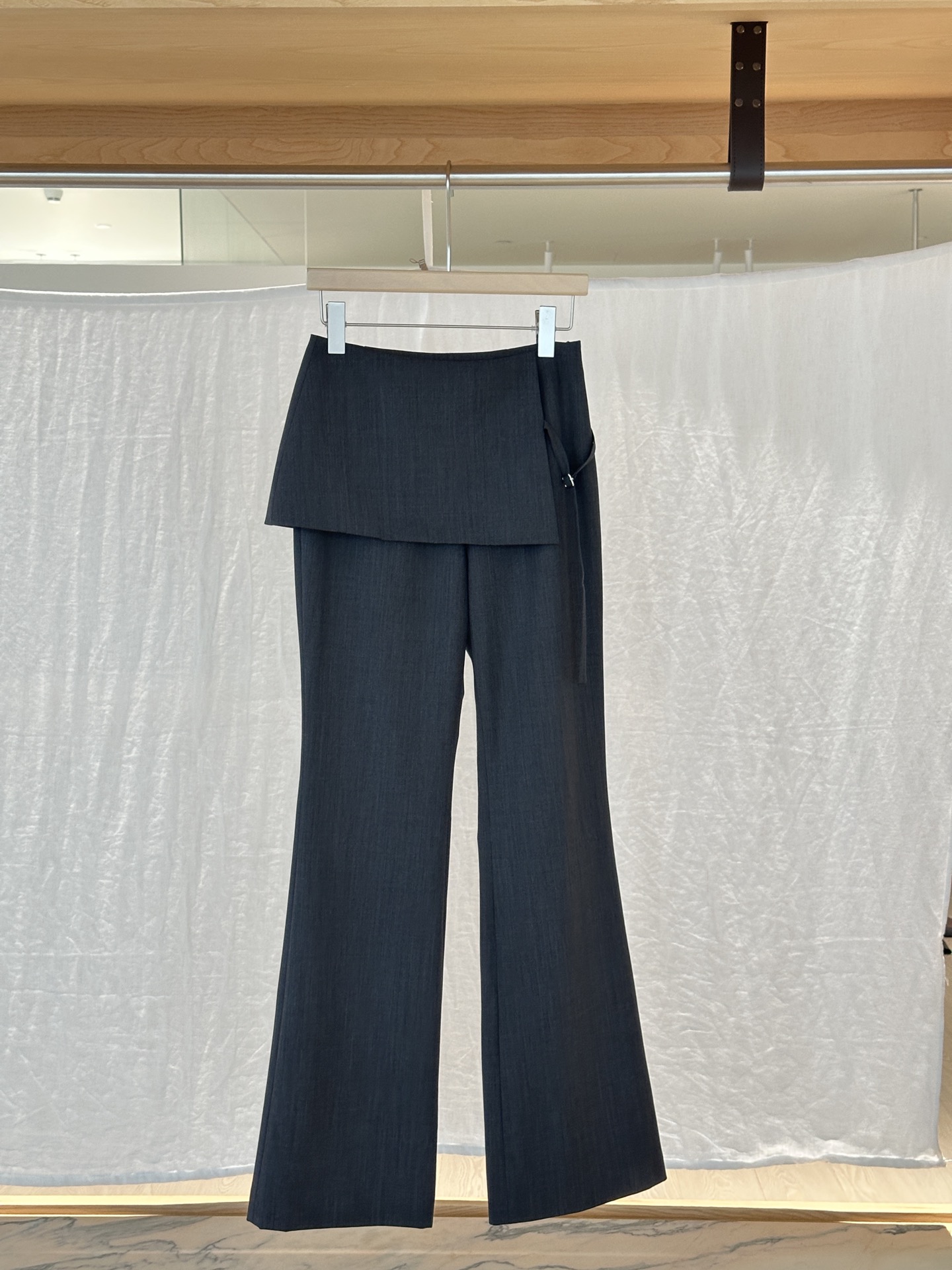 NO:473578,YS ｜ NEW ARRIVALS! Imported worsted wool fabric, fashionable deconstruction design, breaking the consistent positive atmosphere of trousers, front baffle design, cleverly covering the flesh and adding fashion, adjusting buckle on the side can adjust the baffle elasticity, adapt to different waist figures, very modified stretching ratio SML, alexander wang19860909YS ｜ NEW ARRIVALS! 进口精纺羊毛面料 时髦解构设计灵魂点睛, 打破西裤一贯板正氛围 前挡片设计,既巧妙遮肉又增添时尚度 侧面有调节扣可调节挡片松紧 适配不同腰型身材 非常修饰拉伸比例  SML,,alexander wang,Women's clothing