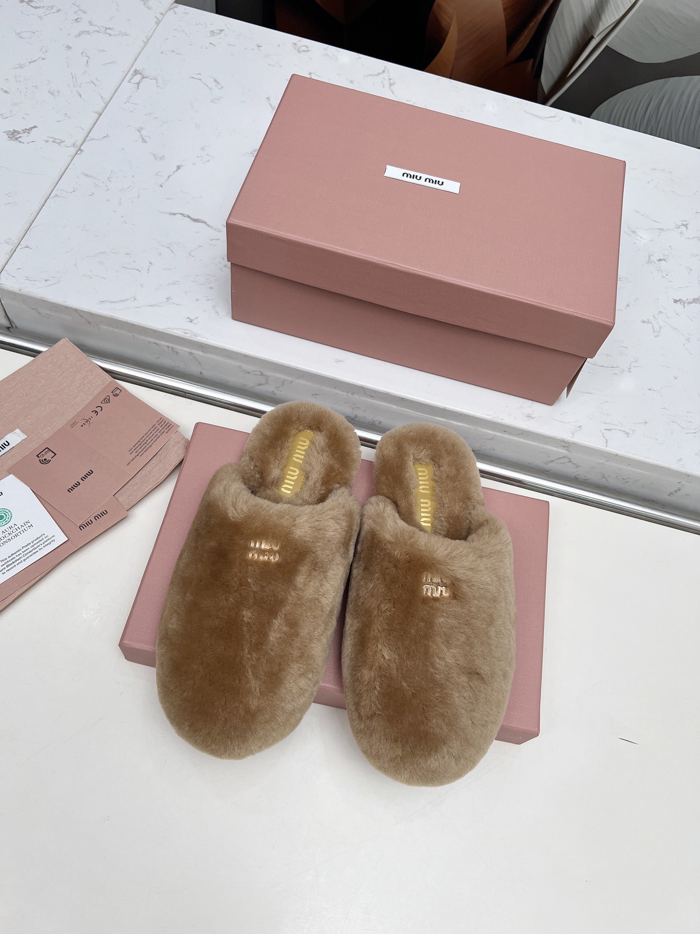 NO:465316,Miao Miao 25-year flat-sole fur slippers show new retro and fashionable simple and high-end casually matched. Very comfortable and super versatile. Upper A-grade wool, inner foot pad wool, original outsole, soft and light, non-slip and wear-resistant. Size 35-41 (41 custom made without return or replacement), semi-drag fur shoes, slippers19860909缪缪25年平底包头毛毛拖鞋走秀新款复古时尚 简约高级 随意搭配 上脚非常舒适,超级百搭 鞋面A级羊毛 内里垫脚羊毛 原版大底,柔软轻便,防滑耐磨 35-41码（41定做不退不换）,半拖毛毛鞋,slippers,Women's Shoes