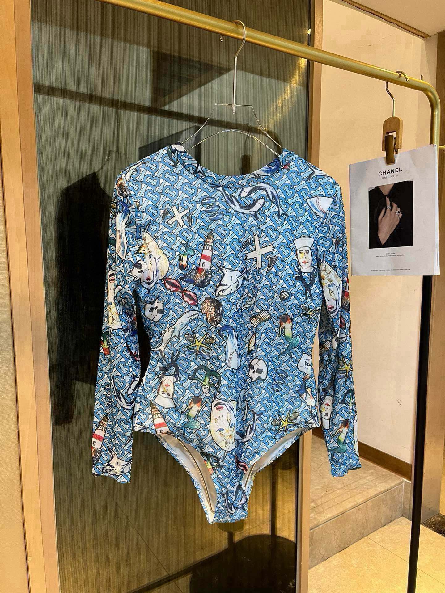 NO:377471,Burberry's long-sleeved one-piece sun protection swimsuit, which makes you look slim and longer!  Very nice You can usually wear jeans and shorts as a onesie!  Swimsuits, swimsuits, swimsuits, bikinis, burberry, burberry, shorts, jeans, swimsuits, bikinis19860909巴宝莉Burberry长袖连体防晒泳衣,收腰显瘦显腿长！超nice 平时可以配牛仔裤、短裤当连体衣穿！泳衣泳裤比基尼,泳衣，泳裤，比基尼,burberry,burberry,shorts,jeans,swimsuits,bikinis,accessory