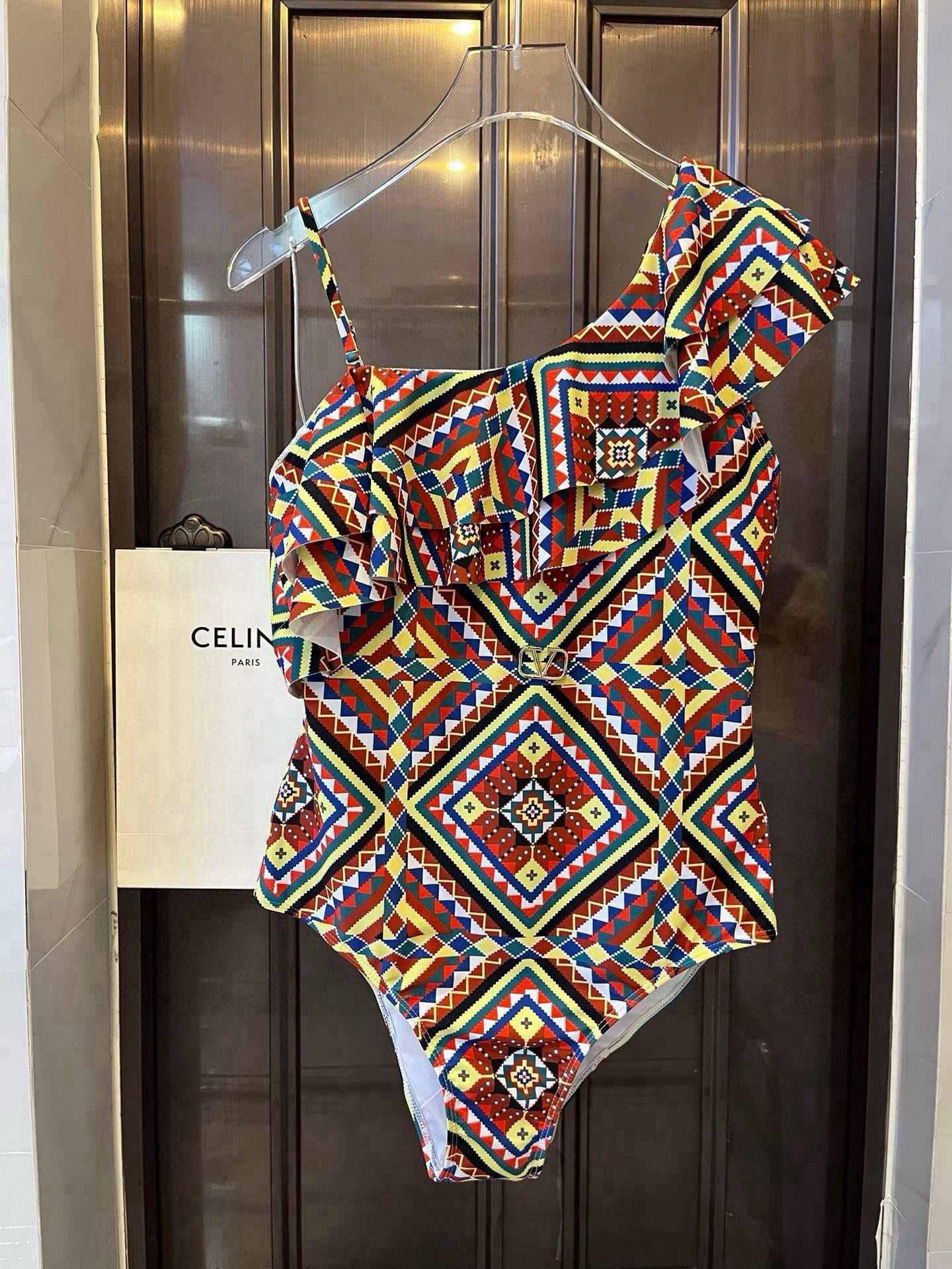 NO:377464,Valentino's new colorful bikini one-piece swimsuit, ruffled one-shoulder swimsuit, are on sale in major counters, and naturally present a fashionable feel!  Very age-reducing and youthful. S M L X L swimsuits, swimming trunks, bikini, swimsuits, swimming trunks, bikinis, valentino, swimsuits, bikinis19860909华伦天奴新款彩色比基尼 连体泳衣,荷叶边单肩泳衣,各大专柜发售,自然而然呈现时尚感！十分减龄,具有年轻活力. 码数S M L X L泳衣泳裤比基尼,泳衣，泳裤，比基尼,valentino,swimsuits,bikinis,accessory