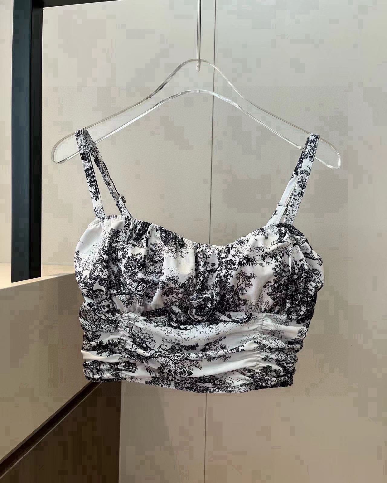 NO:377470,Dior One-piece Swimsuit Highly Recommended!  Super temperament pattern is selected from super hot animal prints, which brings the finishing touch to the overall shape. Swimming suits suitable for a variety of scenes. Swimming pool, hot spring, water park. You can rafting inside. One-piece design covers the flesh and looks tall. A little fleshy belly does not affect our beautiful beauty. The back design reveals the beautiful back. S M L XL swimsuits, swimsuits, bikinis, dior, dior, swimsuits, bikinis19860909Dior 迪奥连体泳衣 强烈推荐！超显气质 图案选自超火的动物印花 给整体造型带来点睛之笔适合多种场景的游泳衣♀海边 游泳池 温泉 水上乐园 漂流都可以内搭也完全可以 连体设计遮肉显高挑 腹部有点肉肉也不影响咱美美的 背面设计大露美背 S M L XL泳衣泳裤比基尼,泳衣，泳裤，比基尼,dior,dior,swimsuits,bikinis,accessory