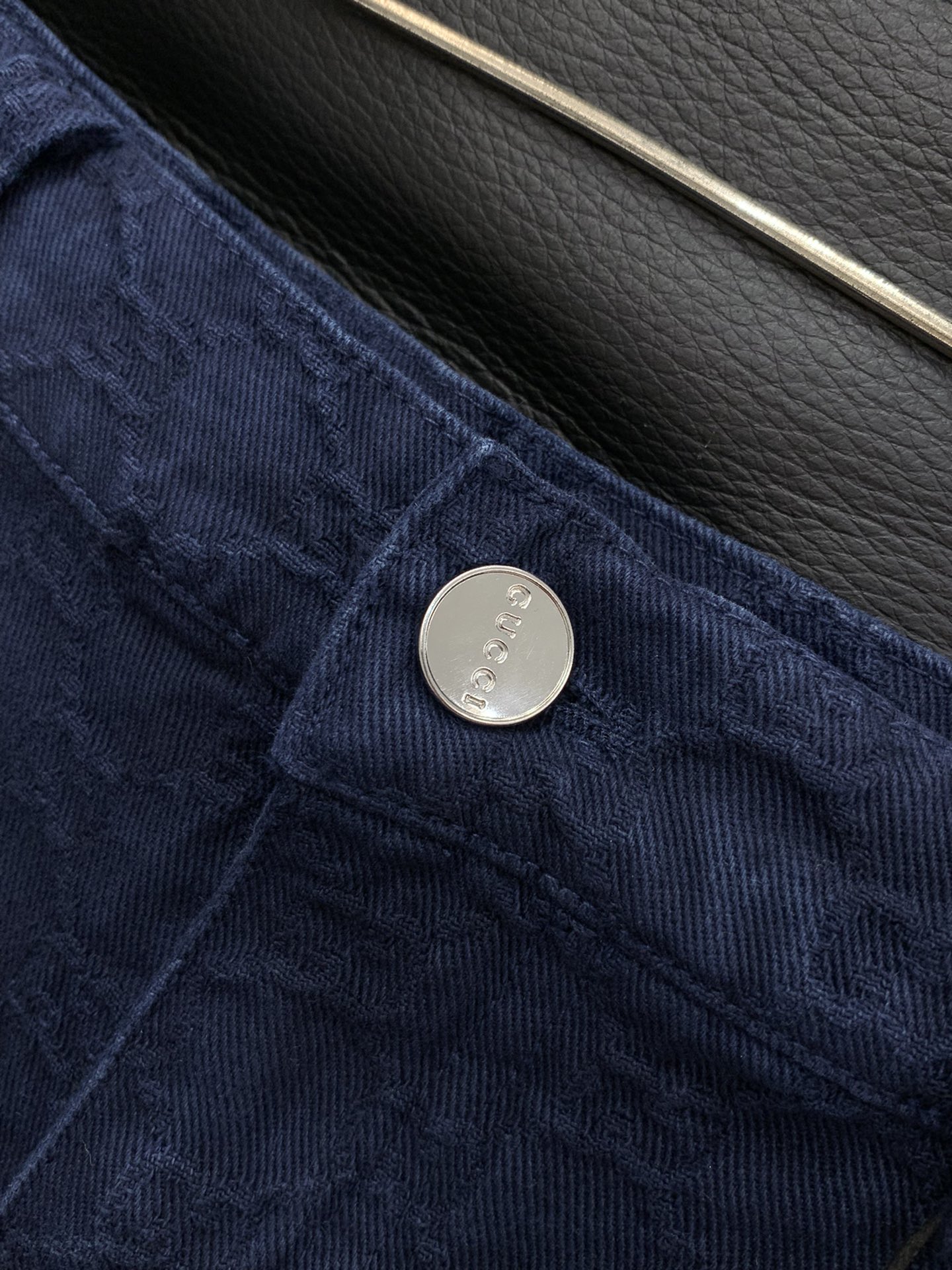 裤子，Gucci 古驰，2025秋季最新款，专柜同步有售，原单狠货，时尚休闲牛仔套装，上身很有特点！吸睛