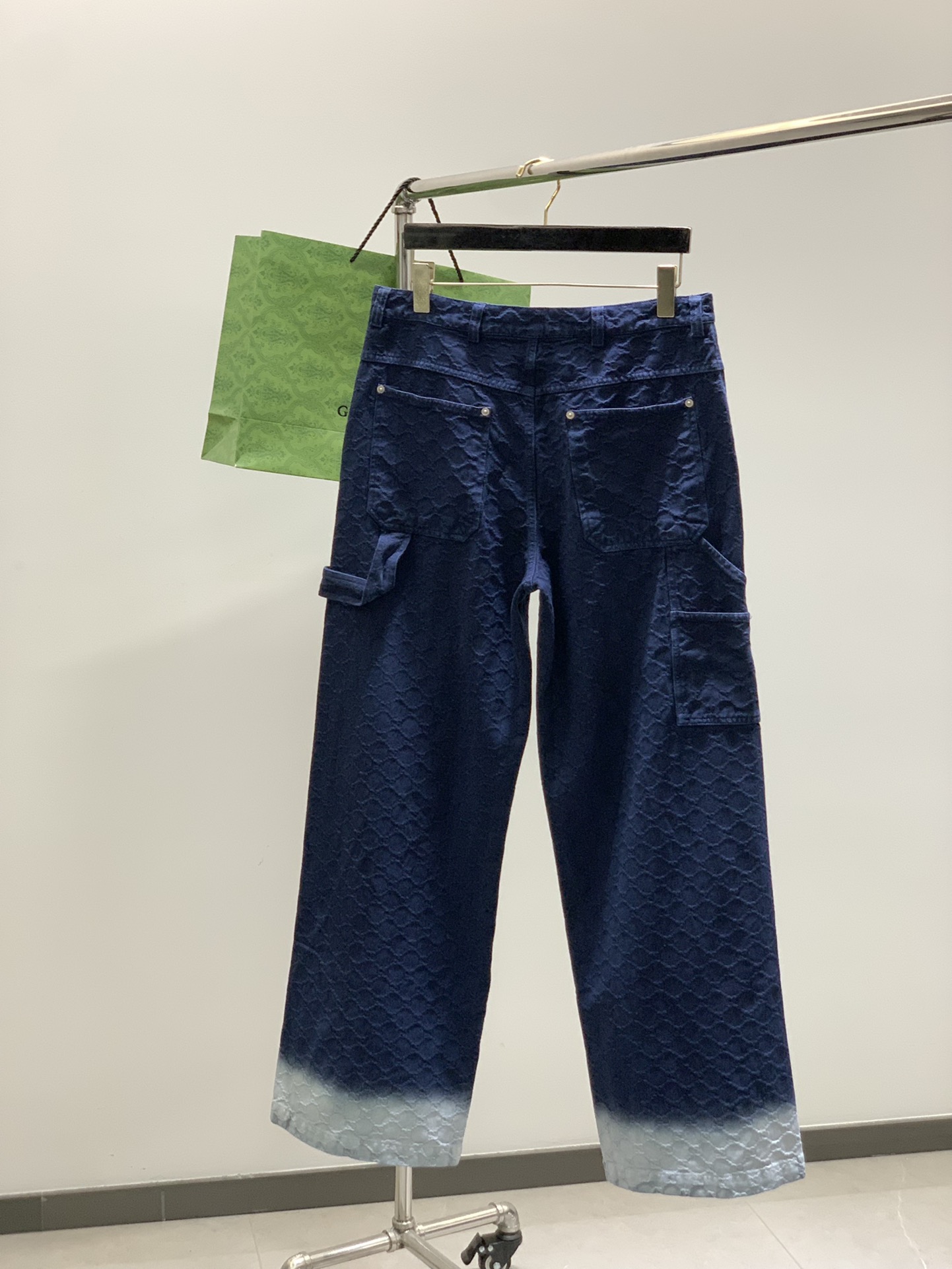 裤子，Gucci 古驰，2025秋季最新款，专柜同步有售，原单狠货，时尚休闲牛仔套装，上身很有特点！吸睛