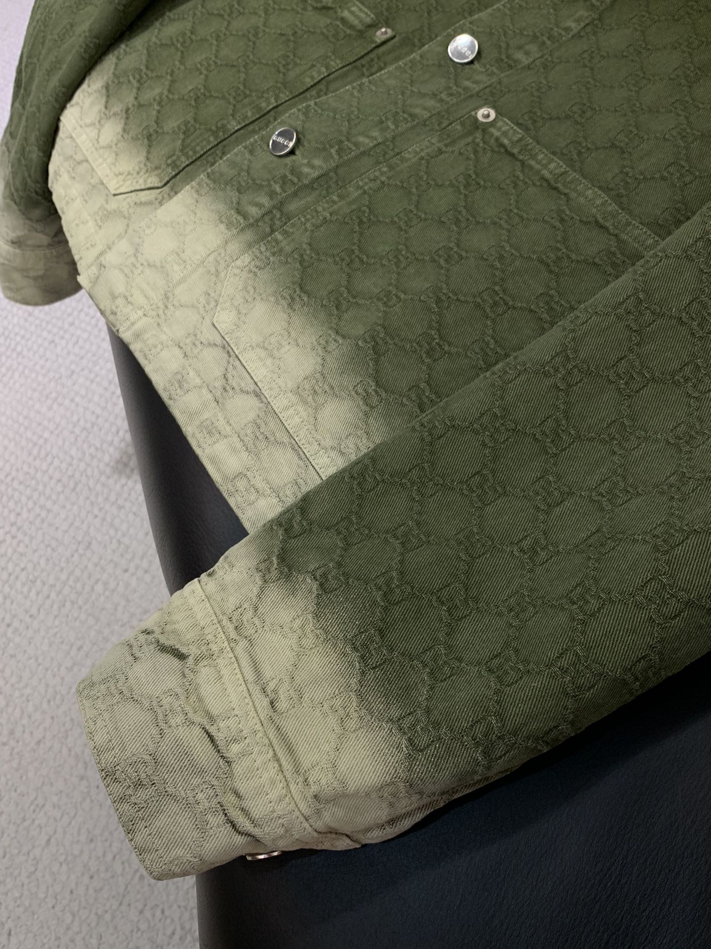 上衣Gucci 古驰，2025秋季最新款，专柜同步有售，原单狠货，时尚休闲牛仔套装，上身很有特点！吸睛而