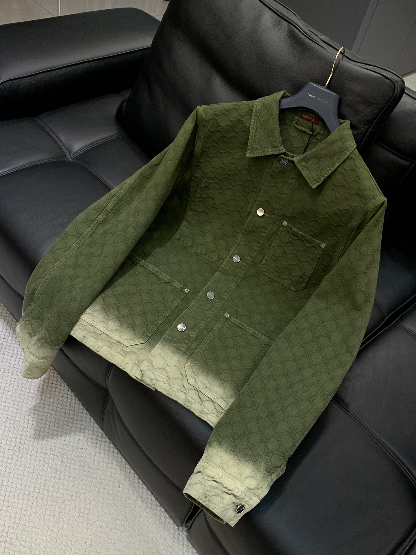 上衣Gucci 古驰，2025秋季最新款，专柜同步有售，原单狠货，时尚休闲牛仔套装，上身很有特点！吸睛而