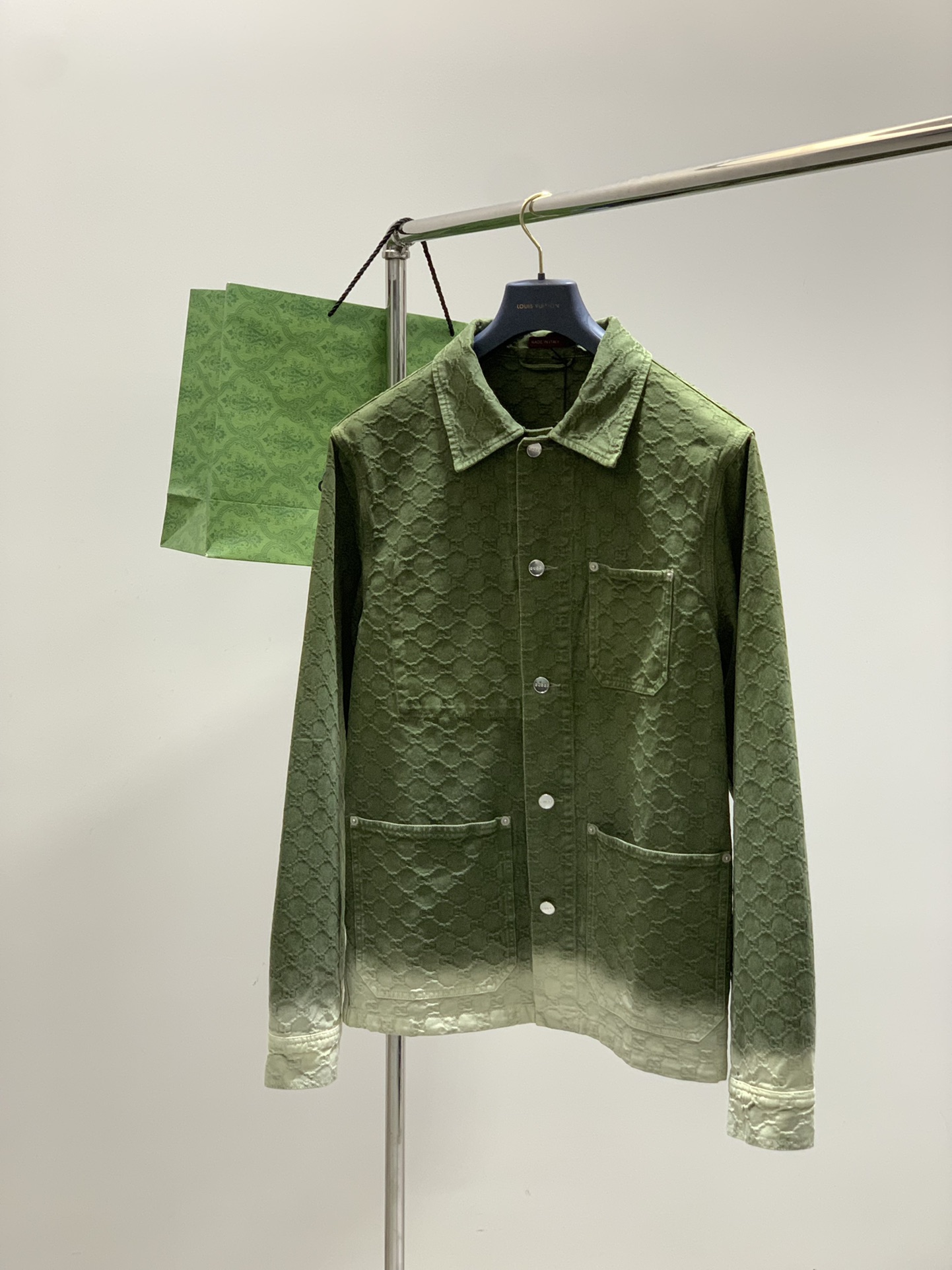 上衣Gucci 古驰，2025秋季最新款，专柜同步有售，原单狠货，时尚休闲牛仔套装，上身很有特点！吸睛而