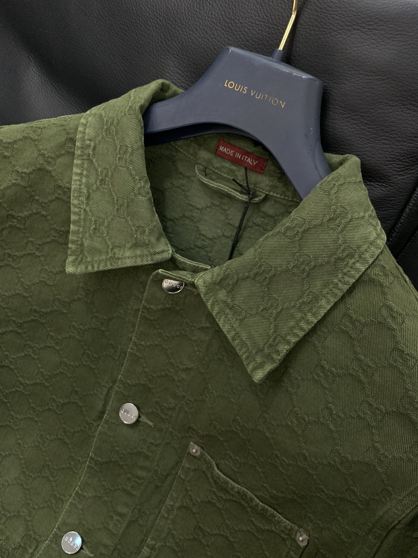 上衣Gucci 古驰，2025秋季最新款，专柜同步有售，原单狠货，时尚休闲牛仔套装，上身很有特点！吸睛而