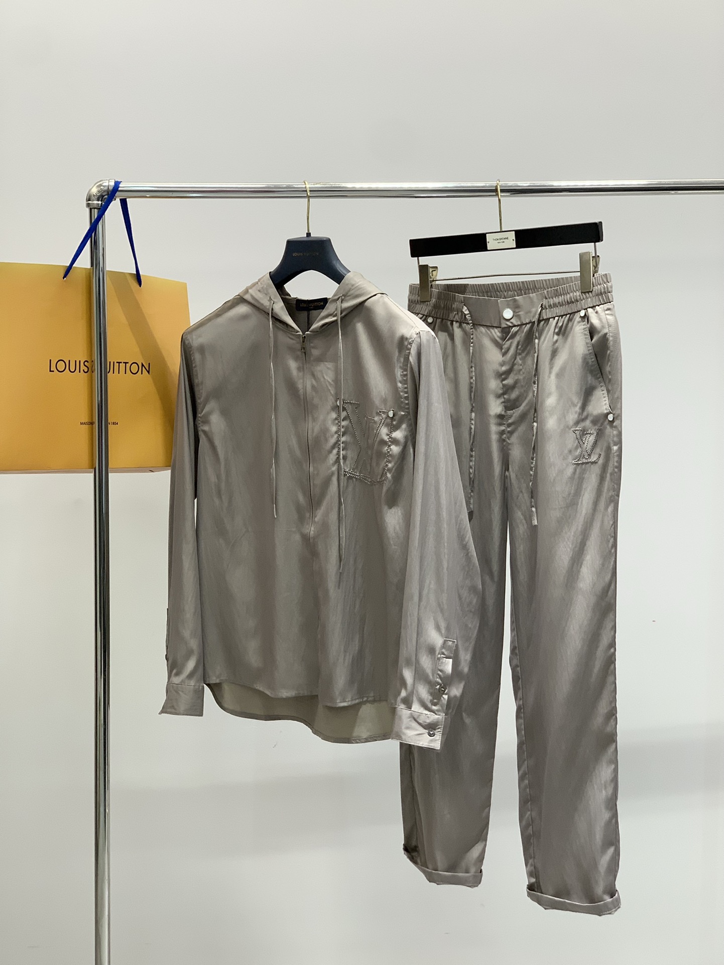 裤子，LouisVuitton 路易威登，2025秋季最新款，专柜同步有售，原单狠货，时尚休闲连帽套装，