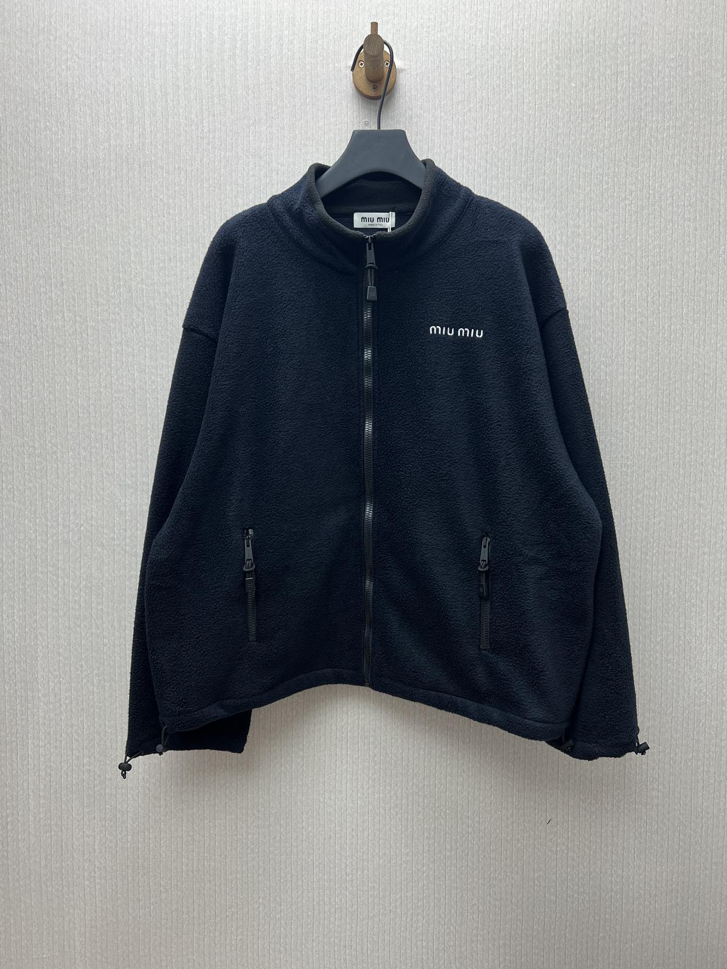 MIUMIU Sudadera de felpa dinámica de nueva temporada 25ss, con proporción Oversize, bordado de logotipo en contraste qu…