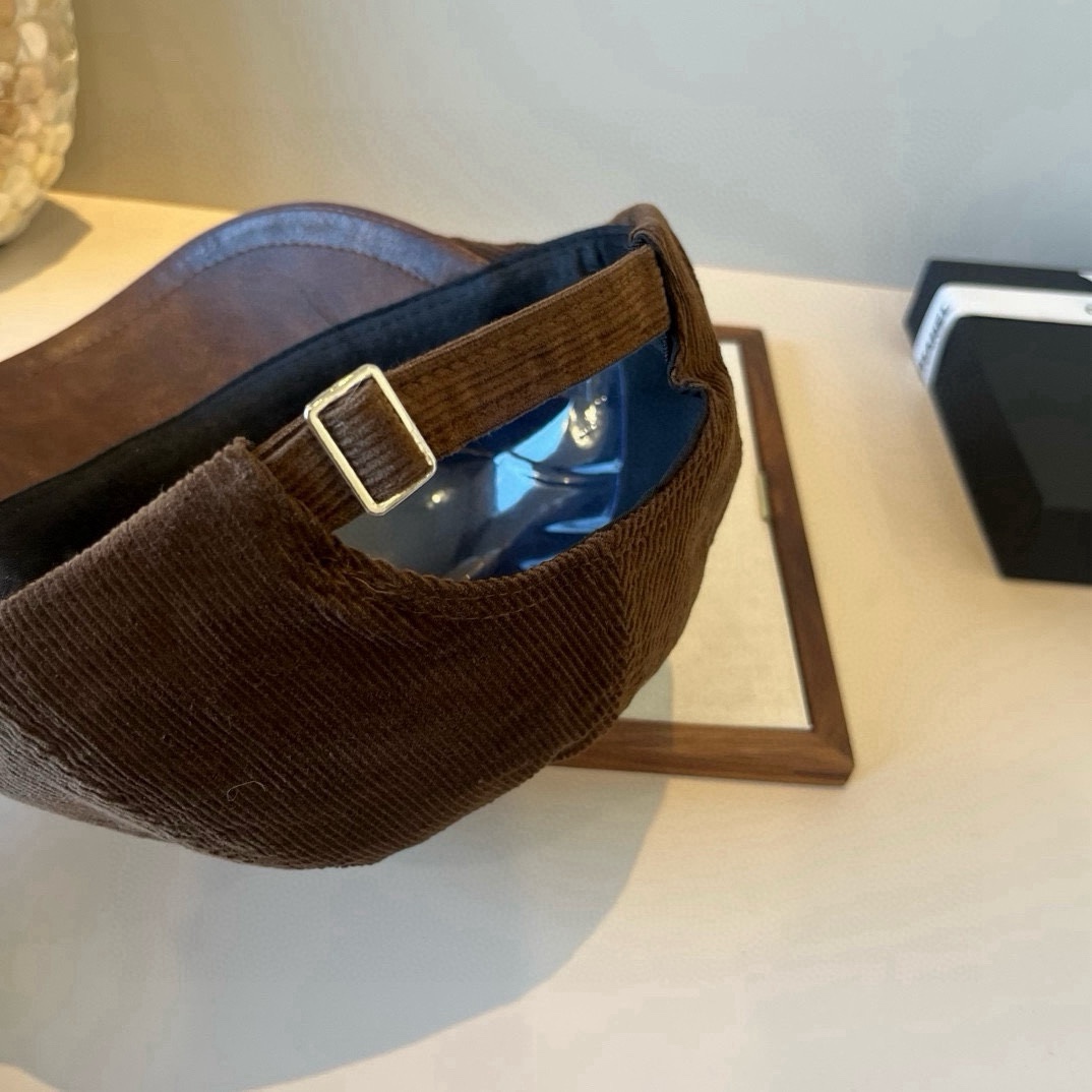 🆕

Gucci古奇新款鸭舌前进帽，灯芯绒面料，头围57cm