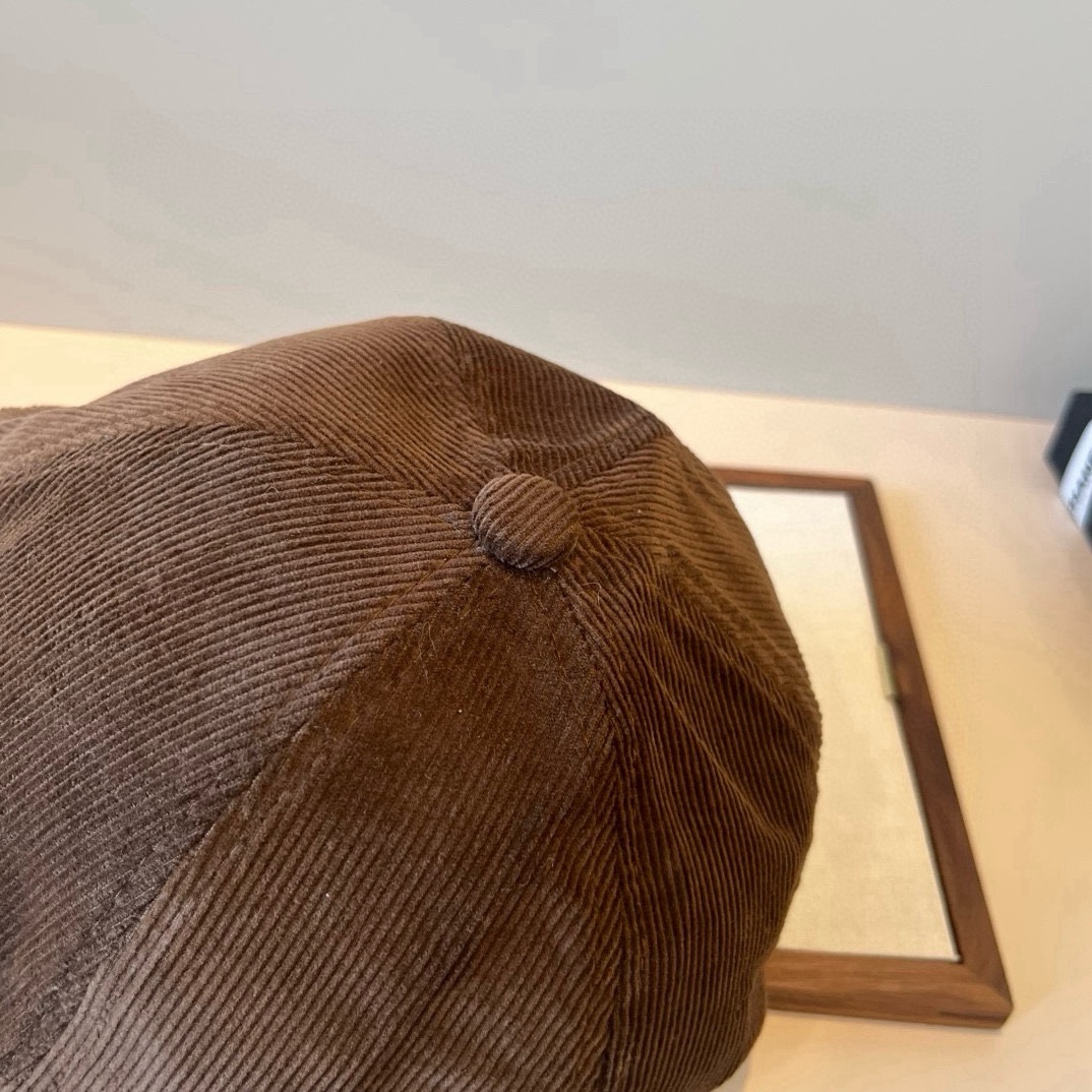 🆕

Gucci古奇新款鸭舌前进帽，灯芯绒面料，头围57cm