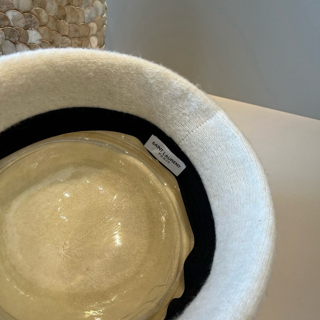 🆕

ysl圣罗兰新款羊毛卷边盆帽，不规则剪裁设计，头围57cm
