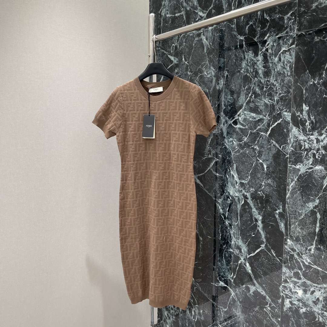 （短袖裙）
FD 25早秋新款 提花针织短袖连衣裙 大身通体双F字母提花点缀碰撞出老钱风格调性 经典配色