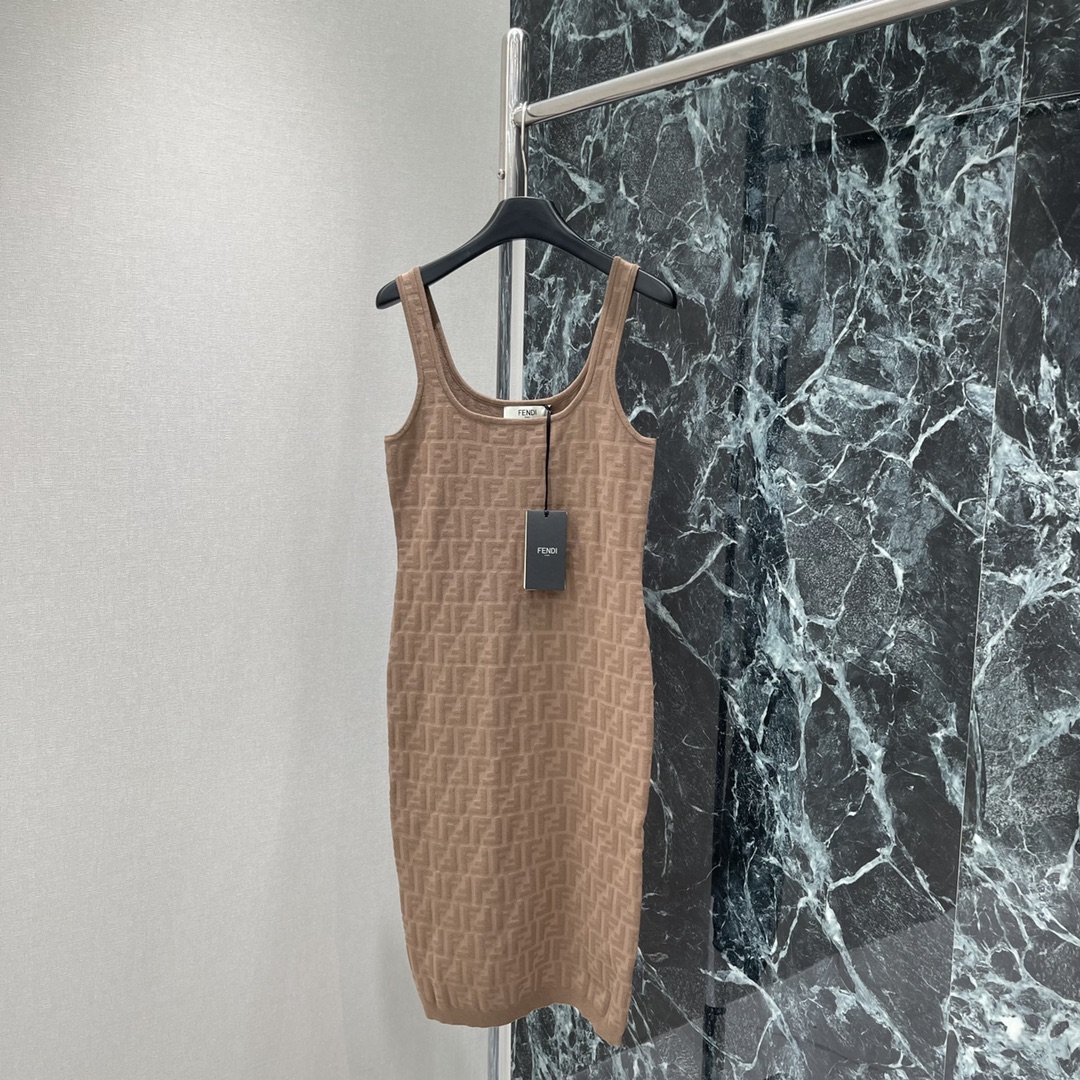 （吊带裙）
FD 25早秋新款 提花针织吊带裙 大身通体双F字母提花点缀碰撞出老钱风格调性 经典配色打造
