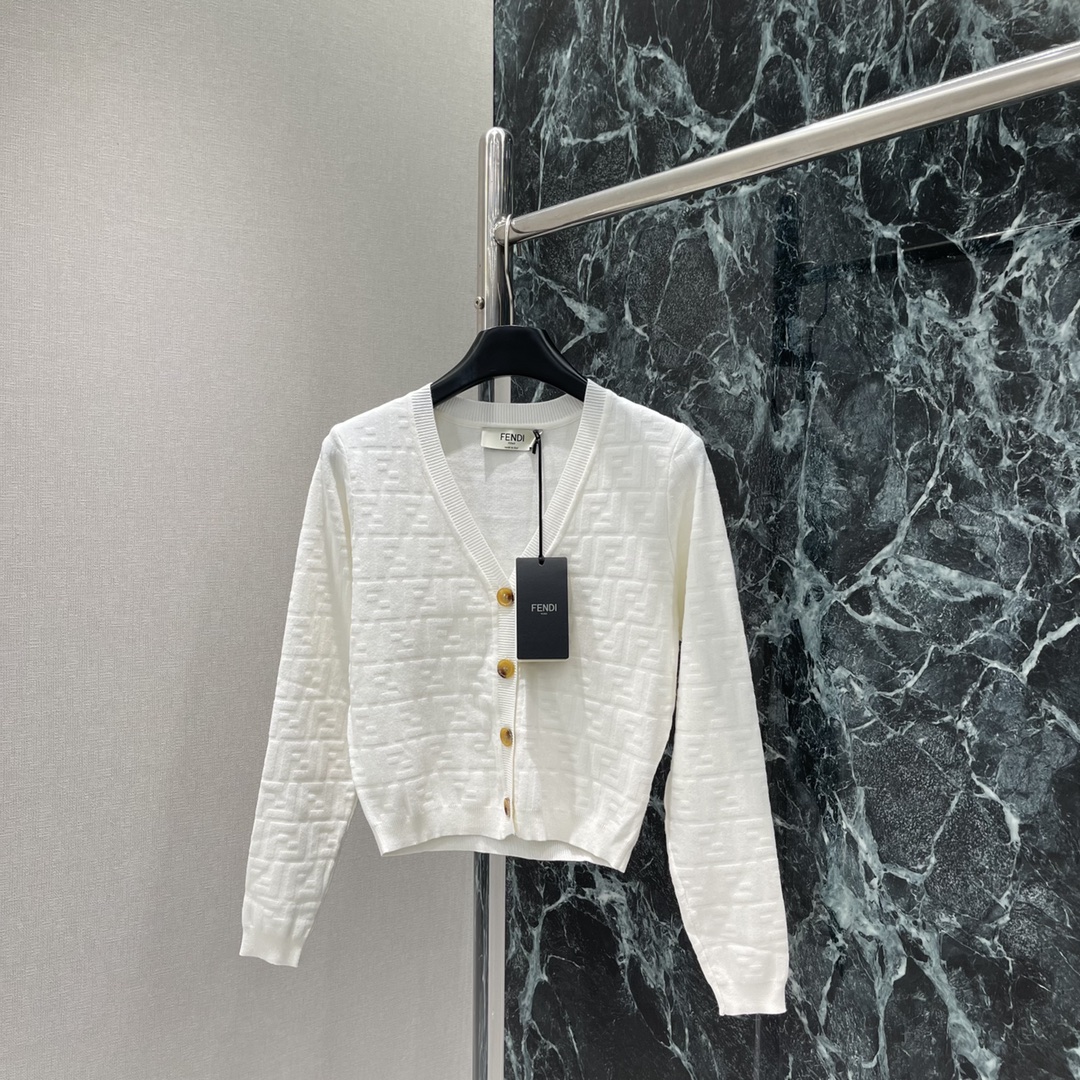 （开衫）
FD 25早秋新款 针织提花开衫 大身通体双F字母提花点缀碰撞出老钱风格调性 文艺感洋溢的配色
