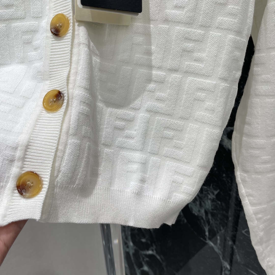 （开衫）
FD 25早秋新款 针织提花开衫 大身通体双F字母提花点缀碰撞出老钱风格调性 文艺感洋溢的配色