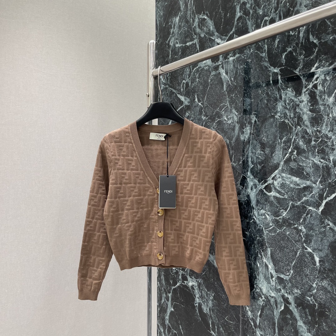 （开衫）
FD 25早秋新款 针织提花开衫 大身通体双F字母提花点缀碰撞出老钱风格调性 文艺感洋溢的配色