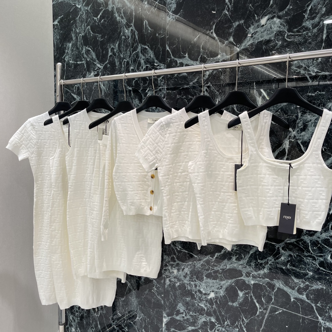 （开衫）
FD 25早秋新款 针织提花开衫 大身通体双F字母提花点缀碰撞出老钱风格调性 文艺感洋溢的配色