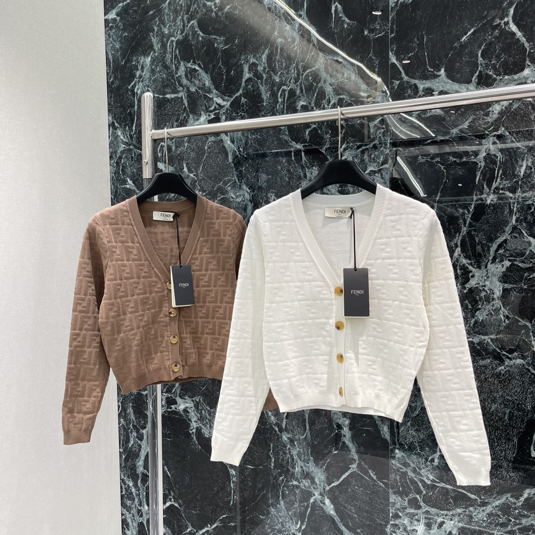 （开衫）
FD 25早秋新款 针织提花开衫 大身通体双F字母提花点缀碰撞出老钱风格调性 文艺感洋溢的配色