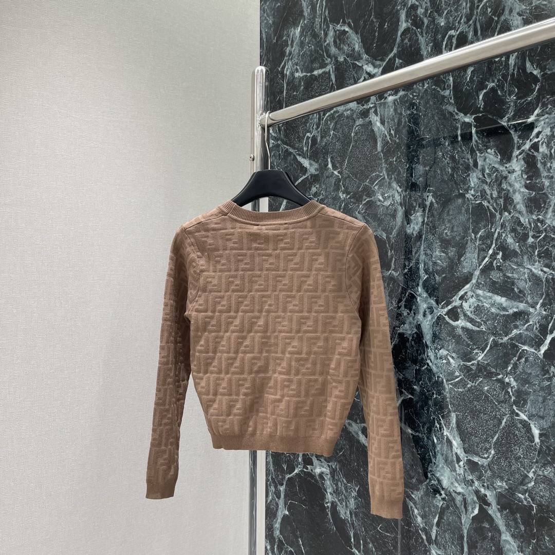 （开衫）
FD 25早秋新款 针织提花开衫 大身通体双F字母提花点缀碰撞出老钱风格调性 文艺感洋溢的配色