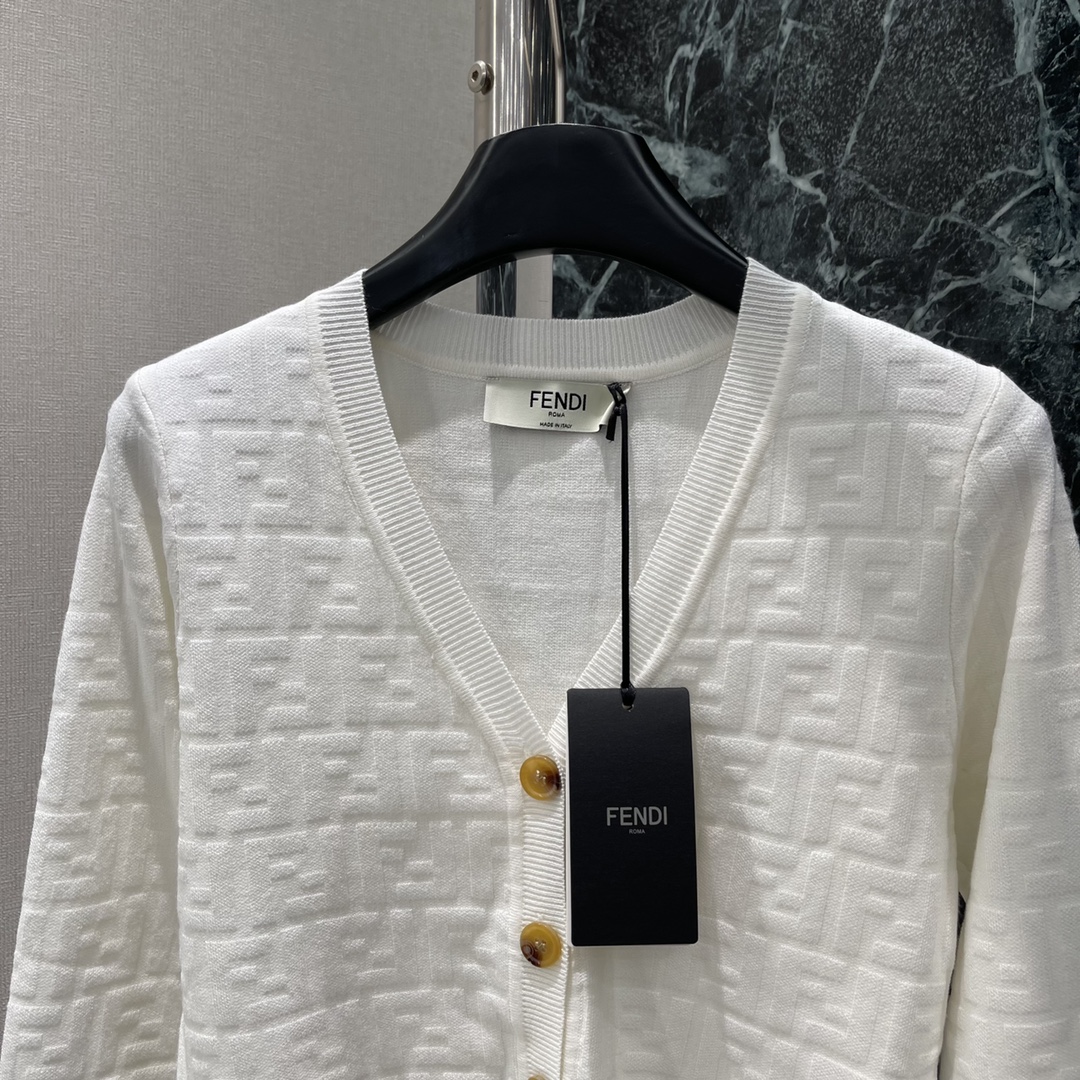 （开衫）
FD 25早秋新款 针织提花开衫 大身通体双F字母提花点缀碰撞出老钱风格调性 文艺感洋溢的配色