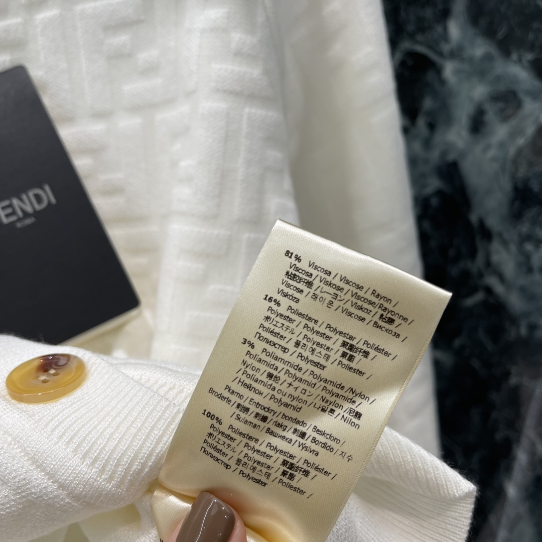 （开衫）
FD 25早秋新款 针织提花开衫 大身通体双F字母提花点缀碰撞出老钱风格调性 文艺感洋溢的配色