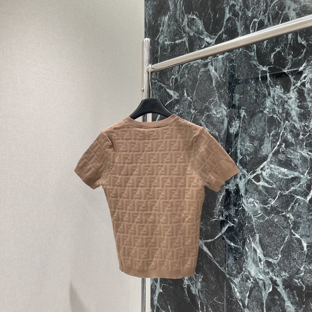 （短袖）
FD 25早秋新款 提花针织短袖 通体利用细密钩针肌理勾勒字母提花图案凸显穿搭高级感 修身版型