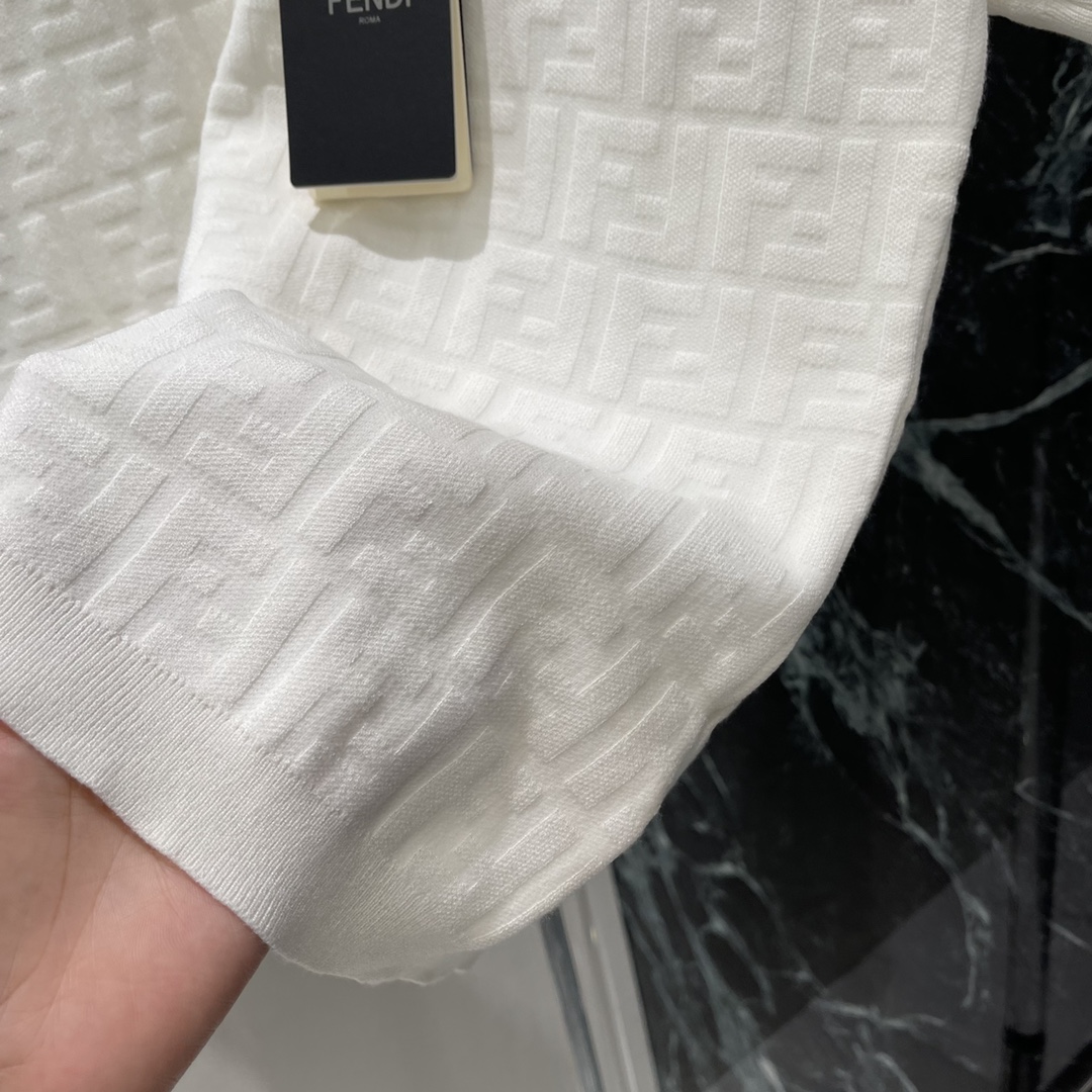 （短袖）
FD 25早秋新款 提花针织短袖 通体利用细密钩针肌理勾勒字母提花图案凸显穿搭高级感 修身版型