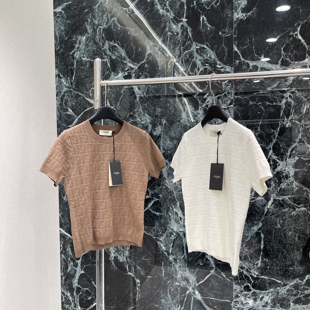 （短袖）
FD 25早秋新款 提花针织短袖 通体利用细密钩针肌理勾勒字母提花图案凸显穿搭高级感 修身版型