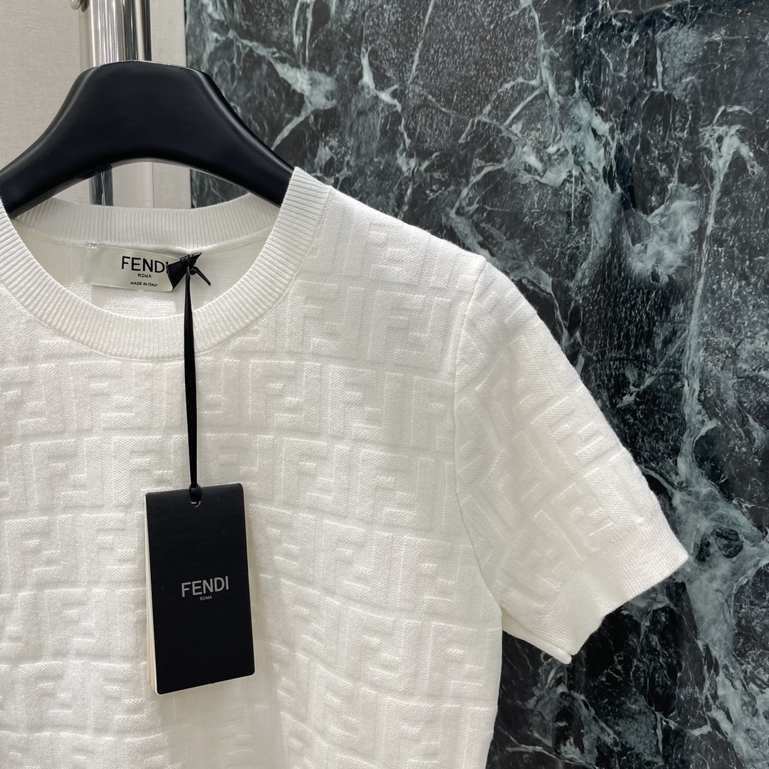 （短袖）
FD 25早秋新款 提花针织短袖 通体利用细密钩针肌理勾勒字母提花图案凸显穿搭高级感 修身版型