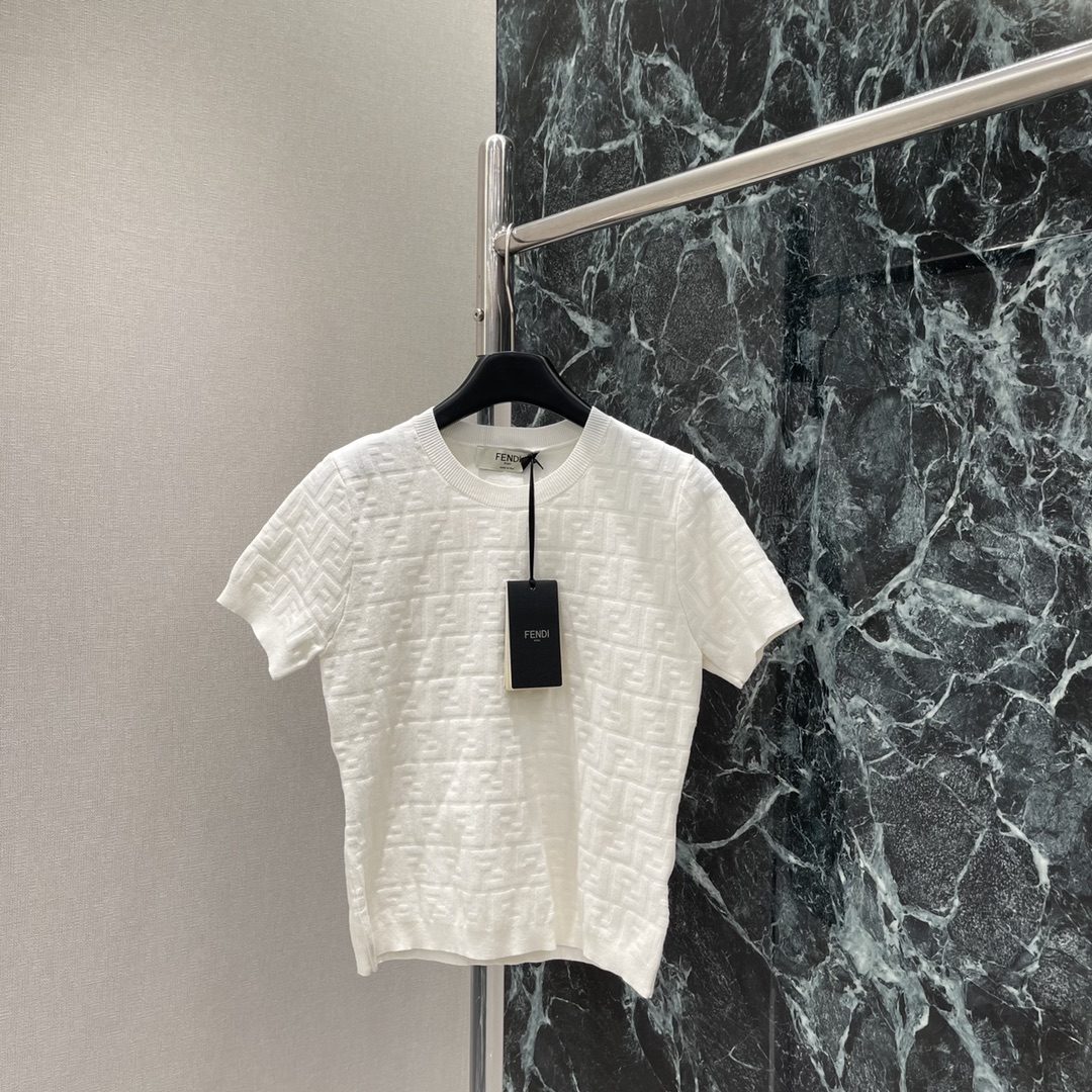 （短袖）
FD 25早秋新款 提花针织短袖 通体利用细密钩针肌理勾勒字母提花图案凸显穿搭高级感 修身版型