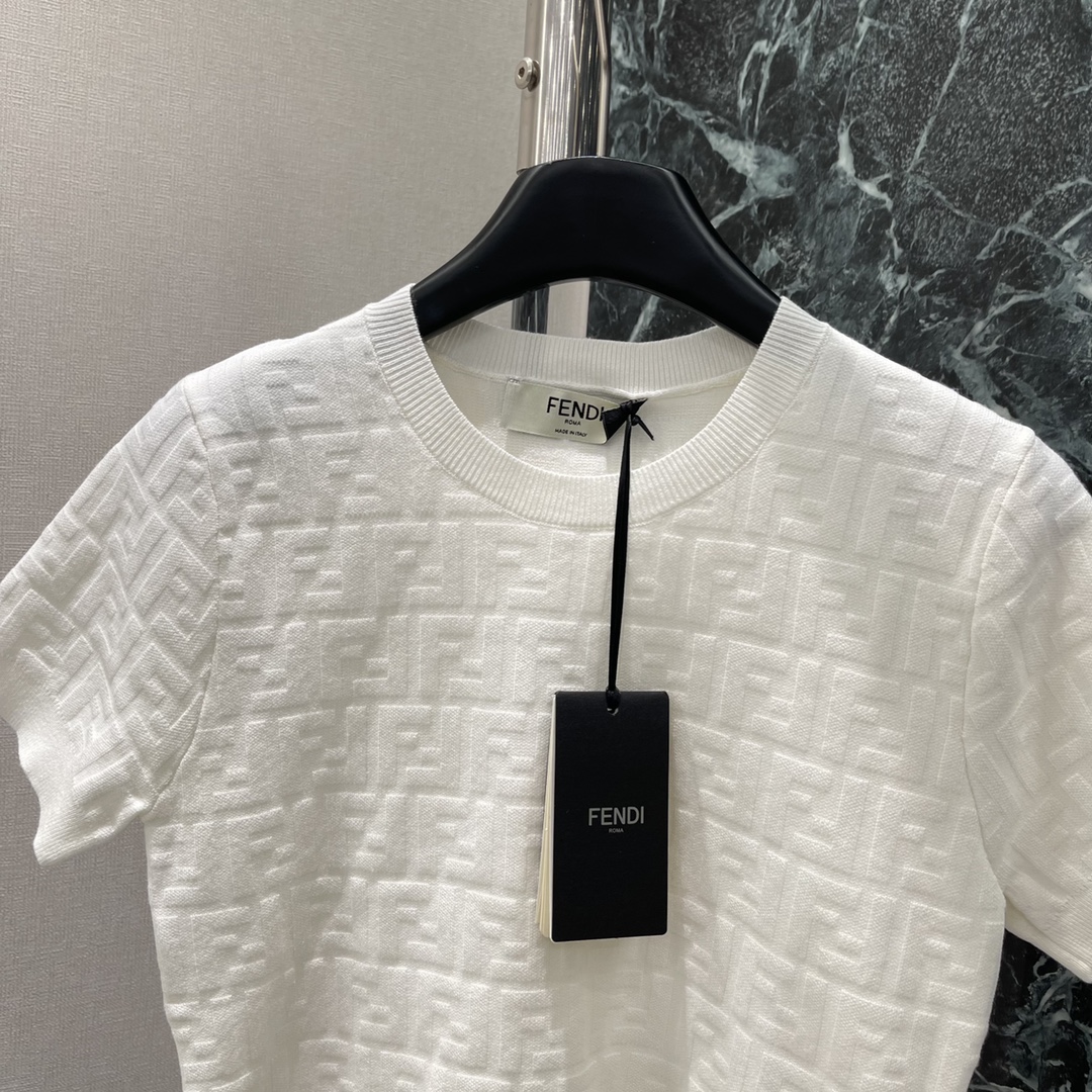 （短袖）
FD 25早秋新款 提花针织短袖 通体利用细密钩针肌理勾勒字母提花图案凸显穿搭高级感 修身版型