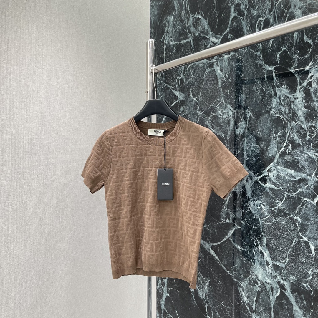 （短袖）
FD 25早秋新款 提花针织短袖 通体利用细密钩针肌理勾勒字母提花图案凸显穿搭高级感 修身版型