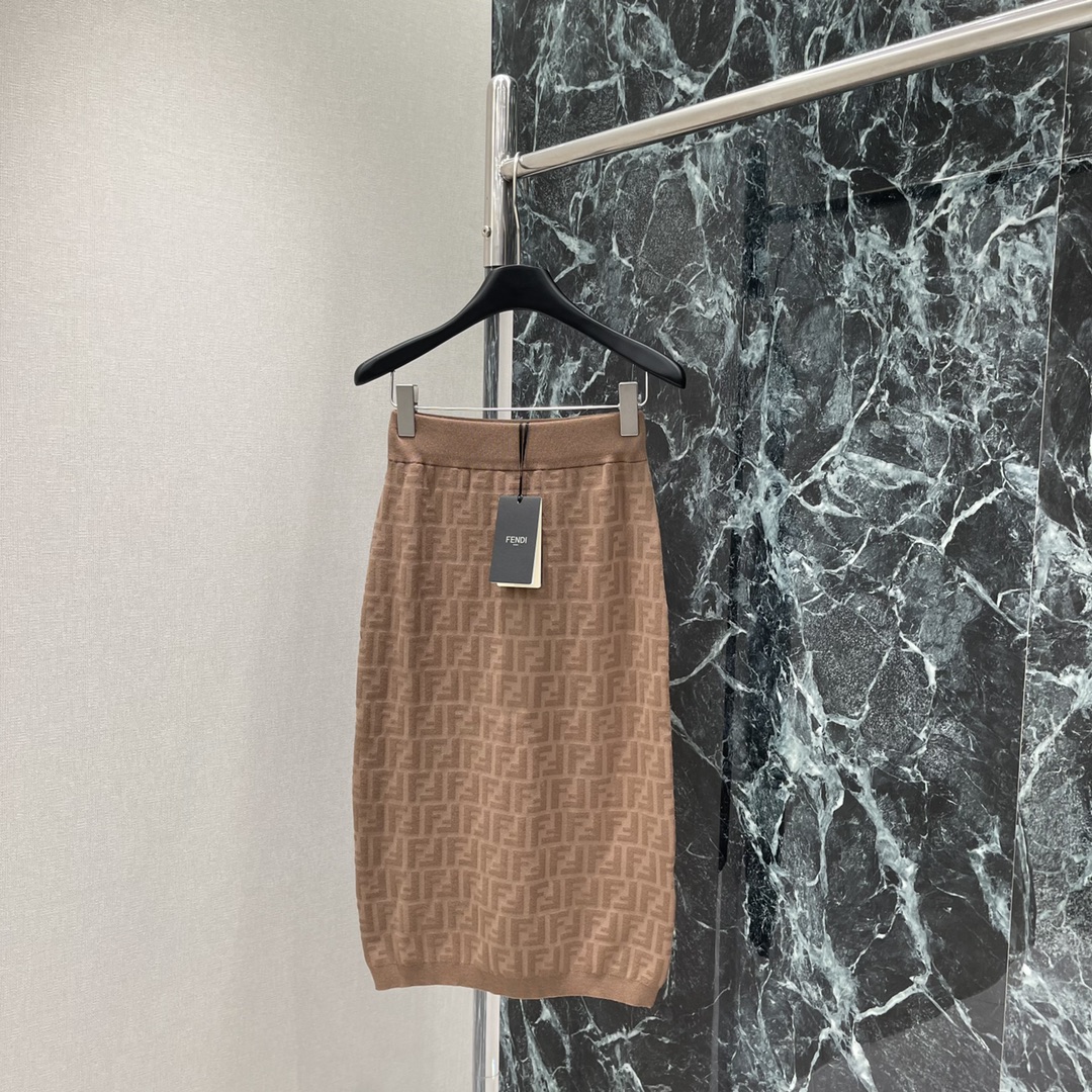 （长半裙）
FD 25早秋新款 提花针织长半裙 通体双F提花图案 套装上身 尽显优雅风范 分开搭配也很赞