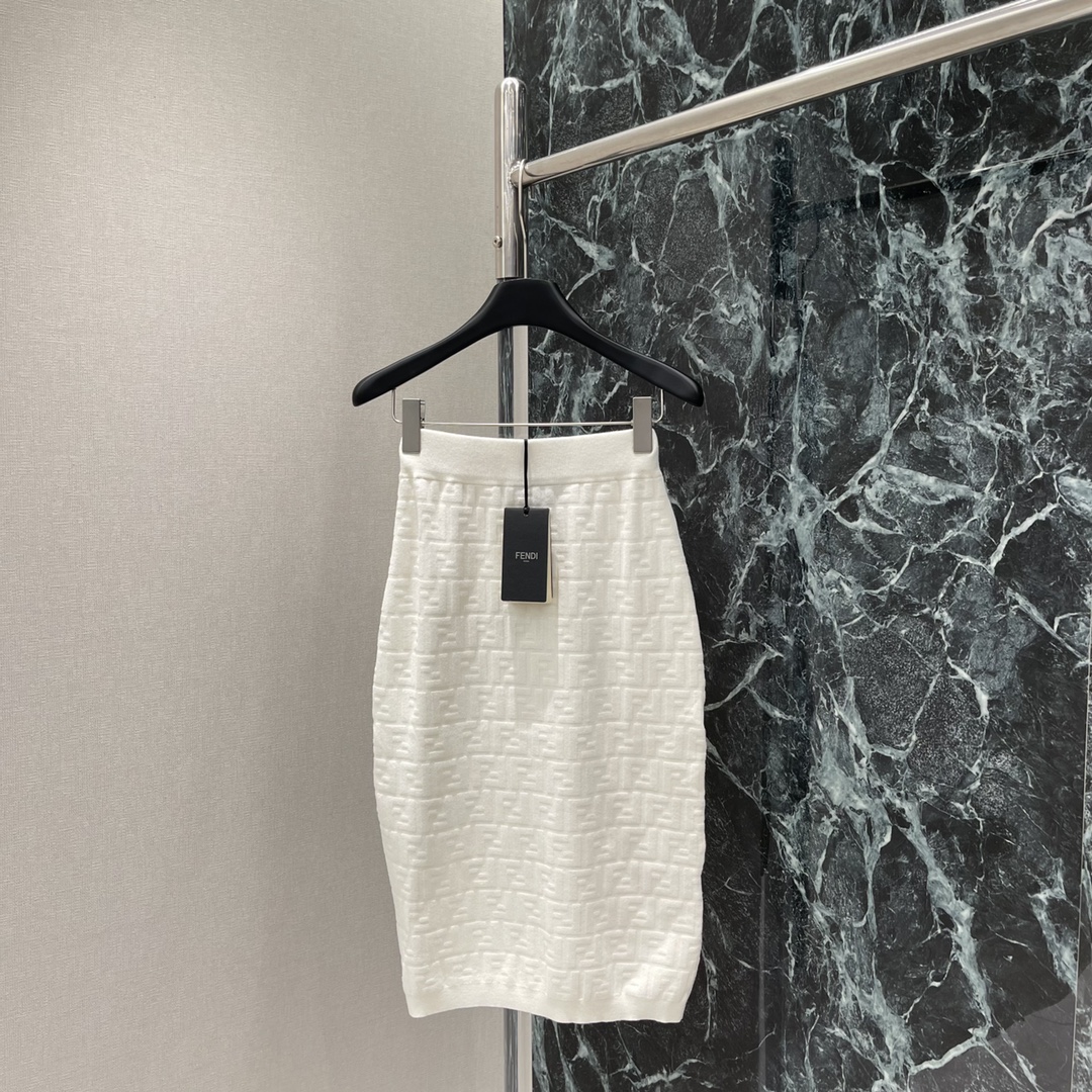 （长半裙）
FD 25早秋新款 提花针织长半裙 通体双F提花图案 套装上身 尽显优雅风范 分开搭配也很赞