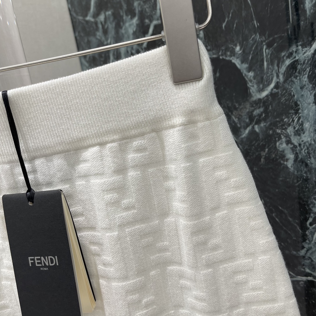 （长半裙）
FD 25早秋新款 提花针织长半裙 通体双F提花图案 套装上身 尽显优雅风范 分开搭配也很赞