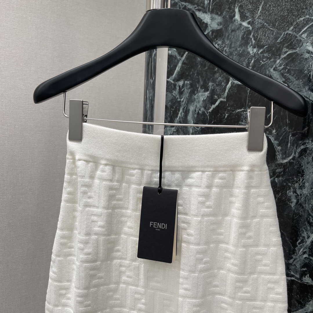 （长半裙）
FD 25早秋新款 提花针织长半裙 通体双F提花图案 套装上身 尽显优雅风范 分开搭配也很赞