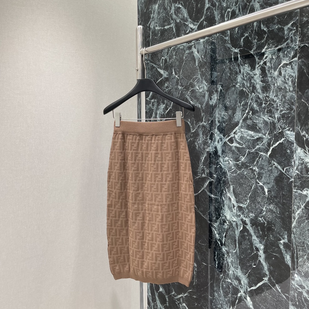 （长半裙）
FD 25早秋新款 提花针织长半裙 通体双F提花图案 套装上身 尽显优雅风范 分开搭配也很赞