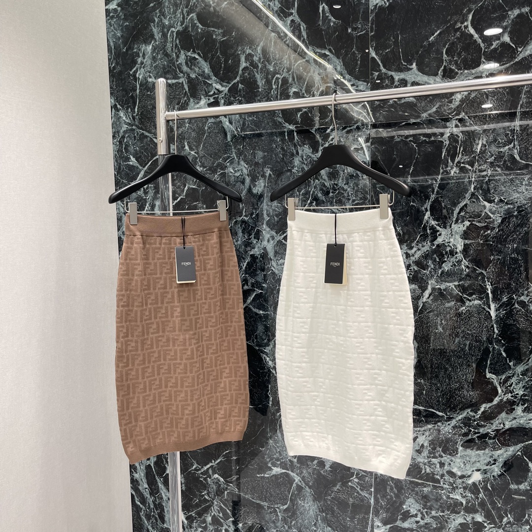 （长半裙）
FD 25早秋新款 提花针织长半裙 通体双F提花图案 套装上身 尽显优雅风范 分开搭配也很赞