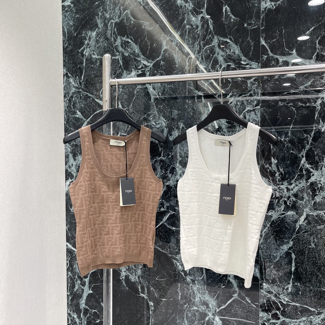 （背心）
FD 25早秋新款 提花针织背心 通体利用细密钩针肌理勾勒字母提花图案凸显穿搭高级感 修身版型