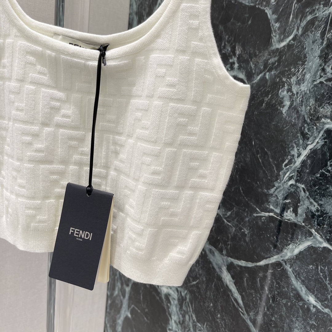 （吊带）
FD 25早秋新款 提花针织背心 通体双F提花图案 设计丰富凸显层次 整体造型高级挺括 打造品