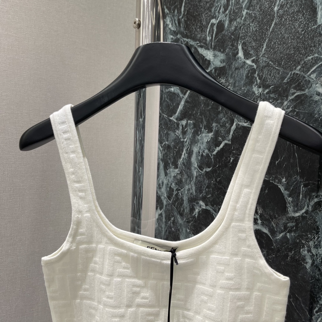 （吊带）
FD 25早秋新款 提花针织背心 通体双F提花图案 设计丰富凸显层次 整体造型高级挺括 打造品