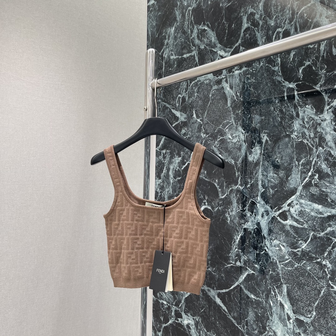 （吊带）
FD 25早秋新款 提花针织背心 通体双F提花图案 设计丰富凸显层次 整体造型高级挺括 打造品